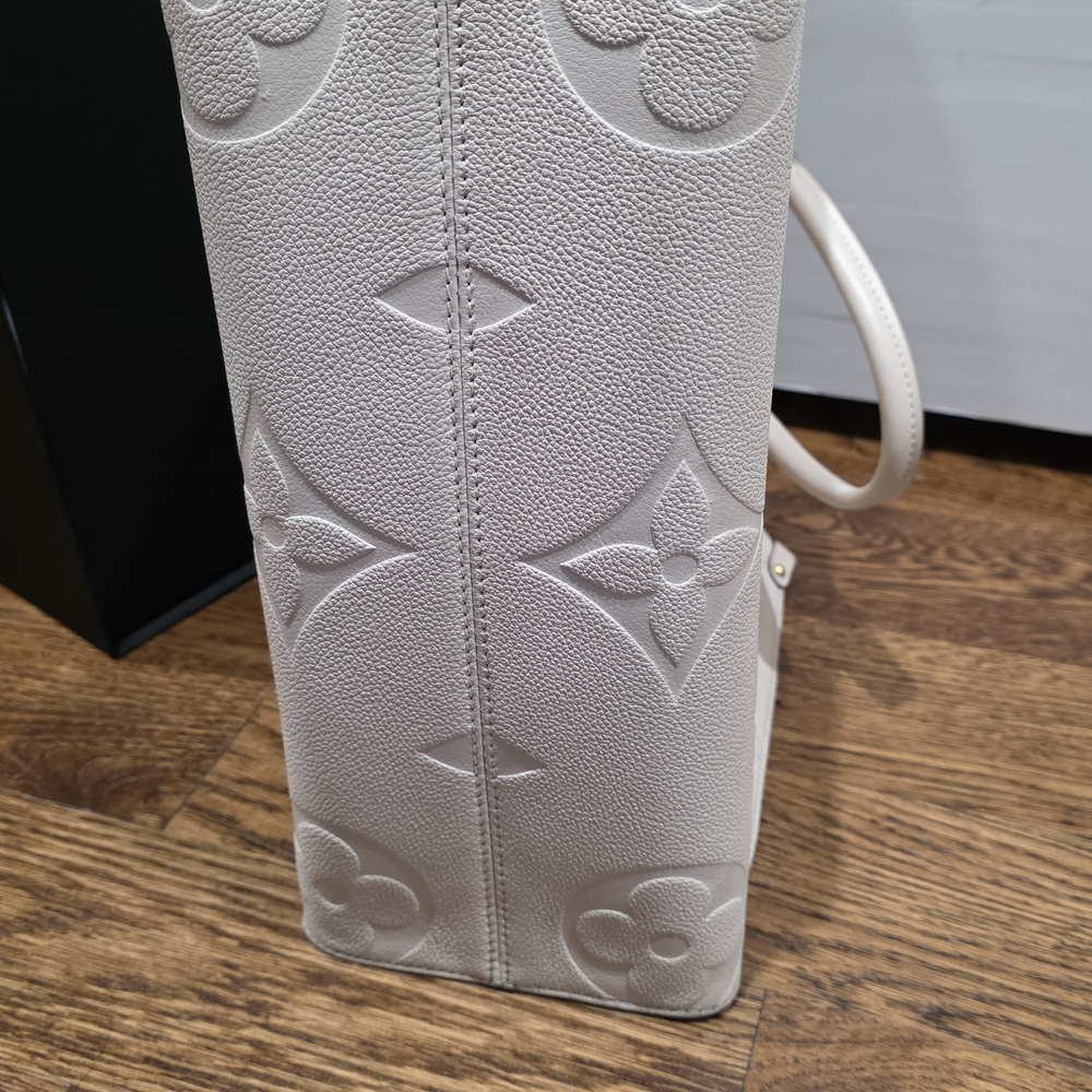 Louis Vuitton Cream Onthego MM Tote Bag - Picture 9 of 16